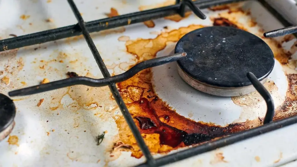 10 droppar och lite bikarbonat får bort bränd smuts från spishällen