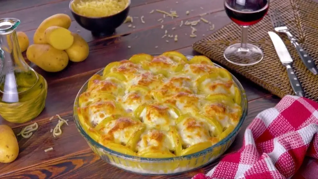 Baka potatis med köttbullar: En comfort food för hela familjen