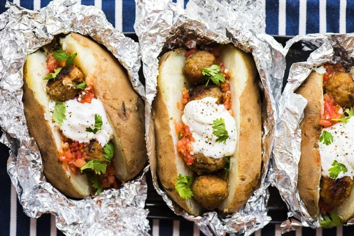 Baka potatis med köttbullar: En comfort food för hela familjen - image 1