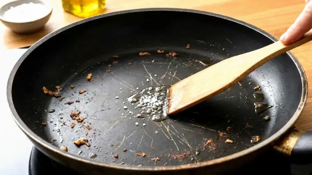 Behåll livslängden på dina stekpannor: Enkla husmorsknep för att återställa non-stick-ytan