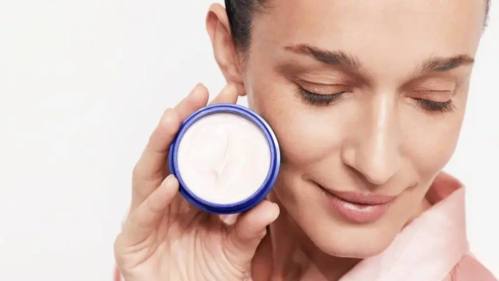 Dermatologens hårda dom om Niveas blå burk – splittrar experter och användare