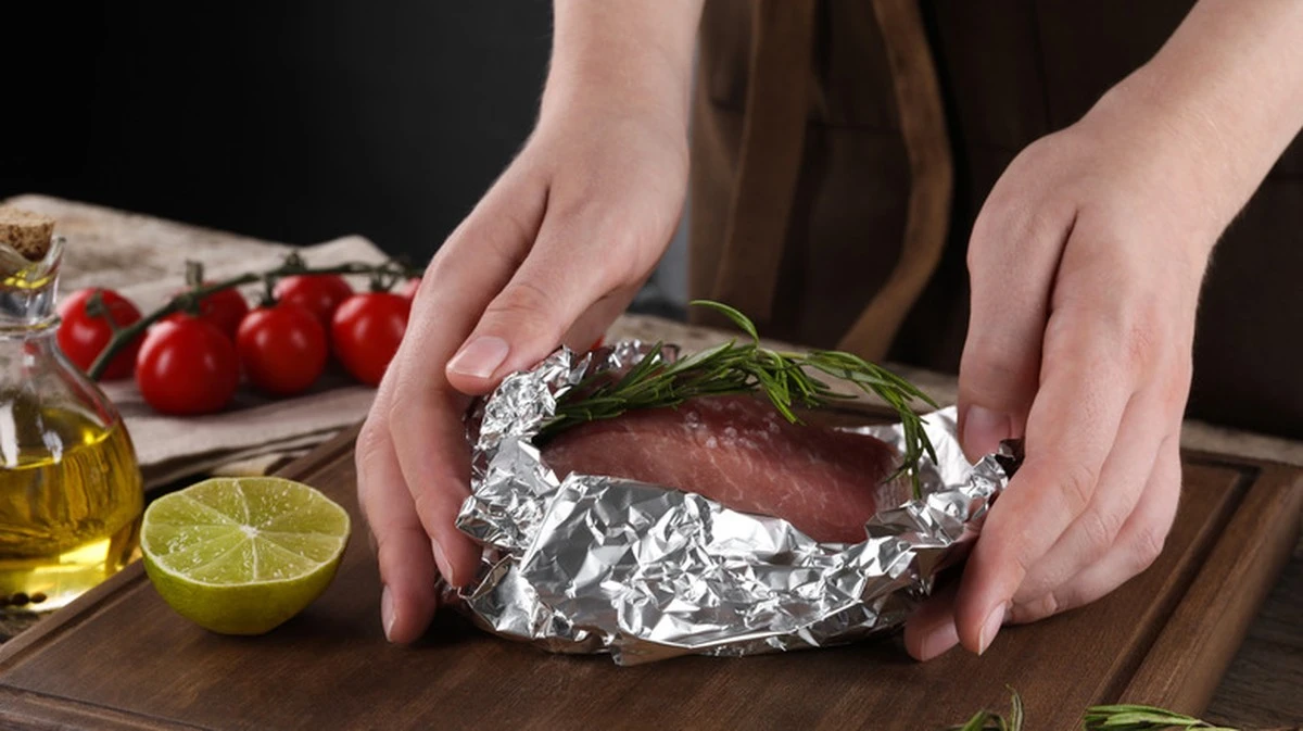 Det här knepet med aluminiumfolie under skärbrädan kommer att förändra ditt köksarbete - image 1