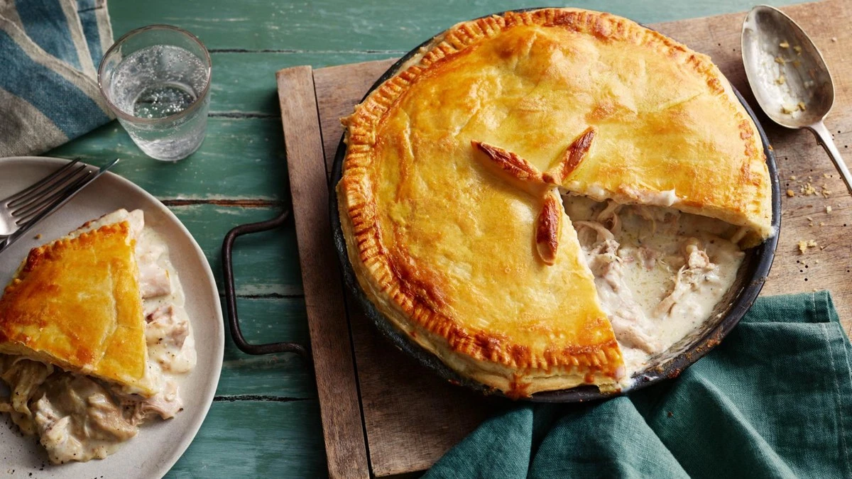 Enkel kycklingpaj med lök och potatis: Saftig, snabb och otroligt god - image 1