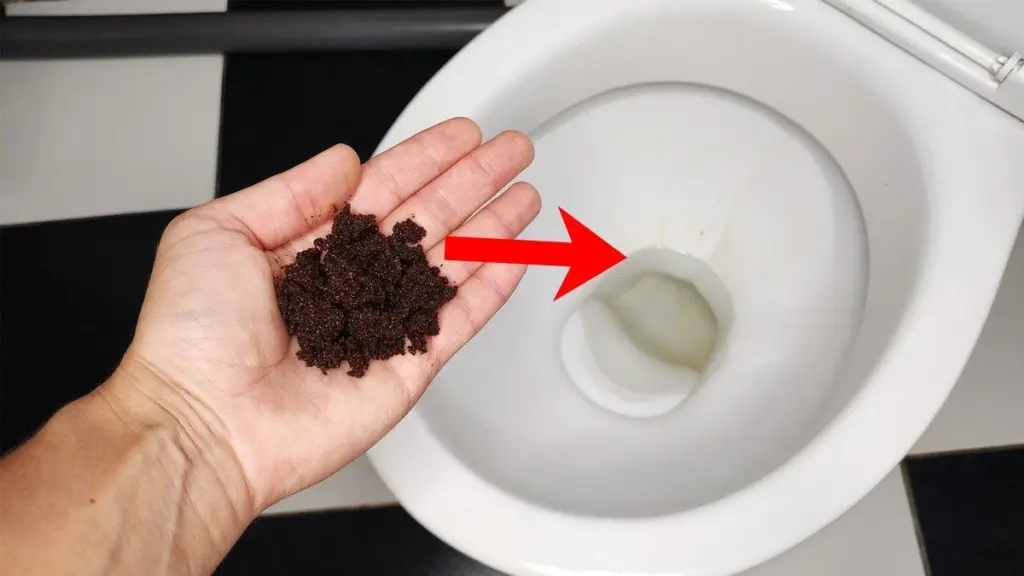 En sked kaffesump i toaletten – varför svenskarna testar detta nya knep