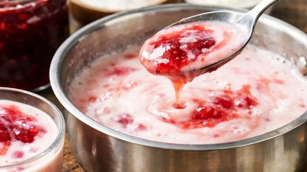 En sked sylt i kokande mjölk: En billig dessert med djävulskt god smak