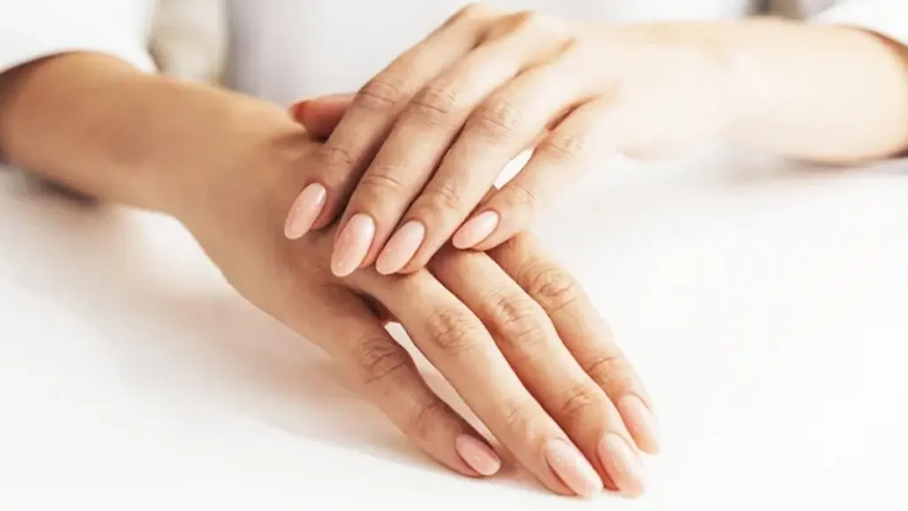 Fem nagellack färger som ger dina händer ett yngre utseende