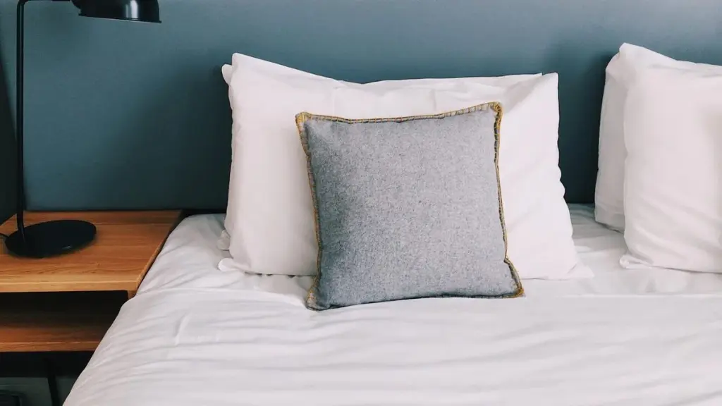 Fyra kuddar på hotellsängen: Mer än bara dekoration