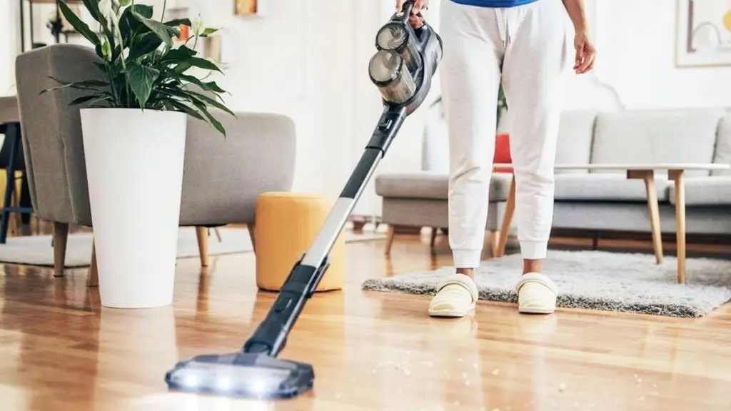 Glöm dammsugare och mopp – denna metod ger golvet en spegelblank finish