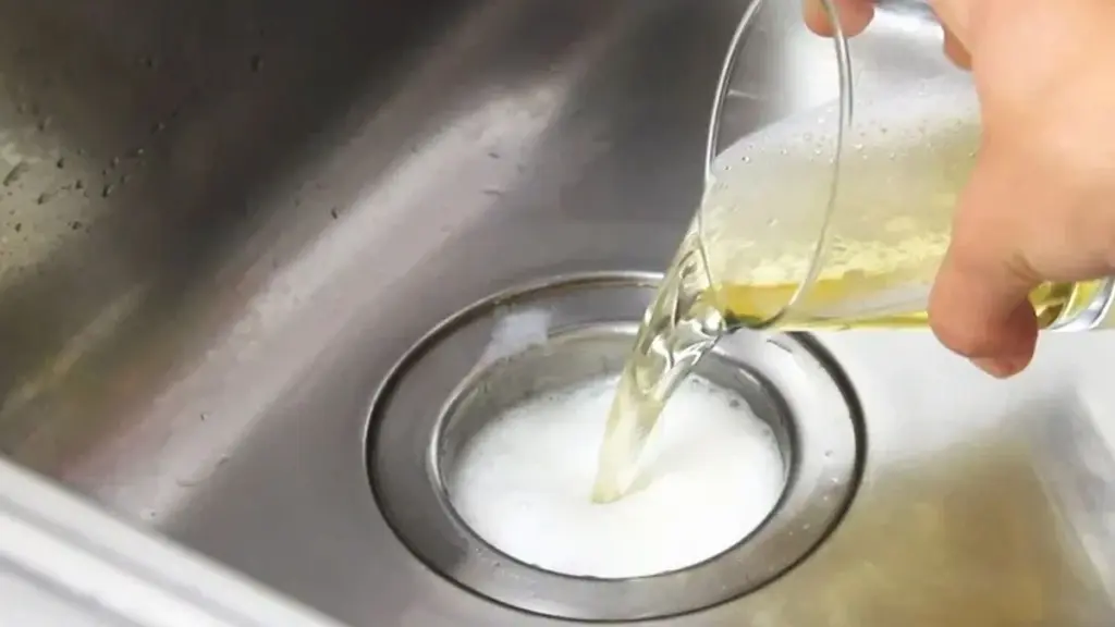 Glöm vinäger och bikarbonat: detta trick med halvt glas rengör alla avlopp utan ansträngning