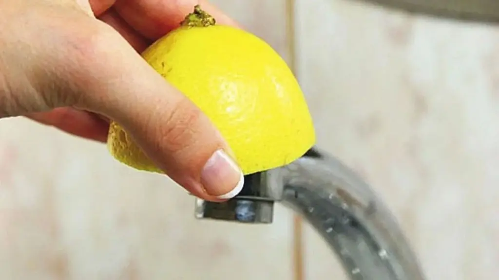 Gnugga kranen med citron över natten – förvånansvärda fördelar för ditt hem
