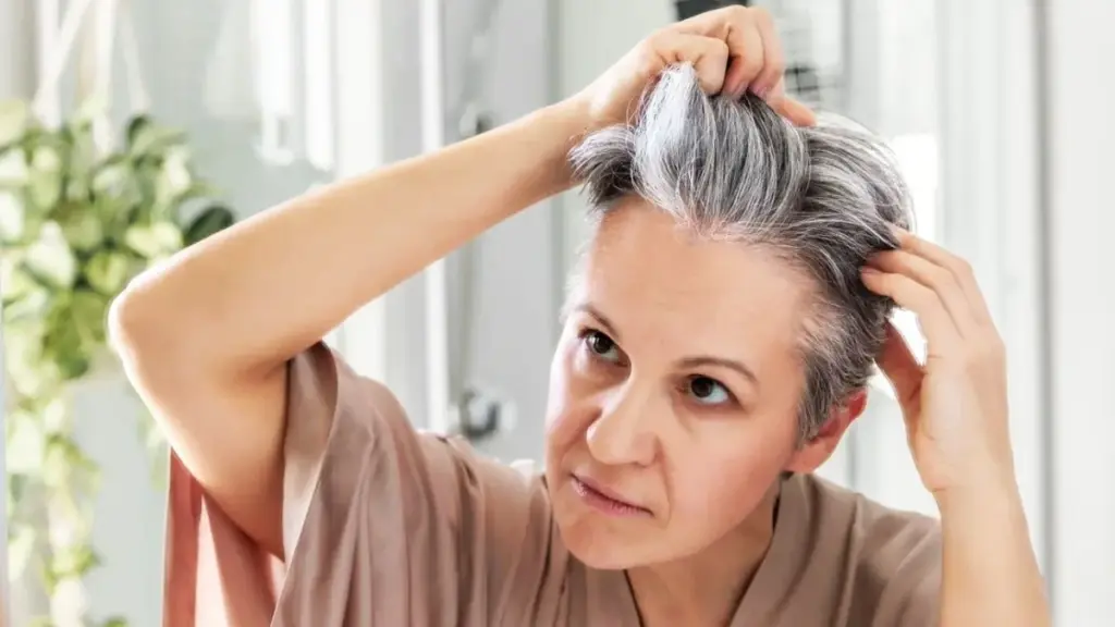 Kan dina gråa hår bli mörka igen? Experternas 5 kosttips och varför du ska tvätta håret dubbelt