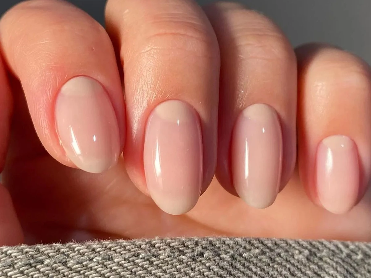 Rysk manikyr: Den rena och minimalistiska nageltrenden som ersätter traditionella geler - image 1