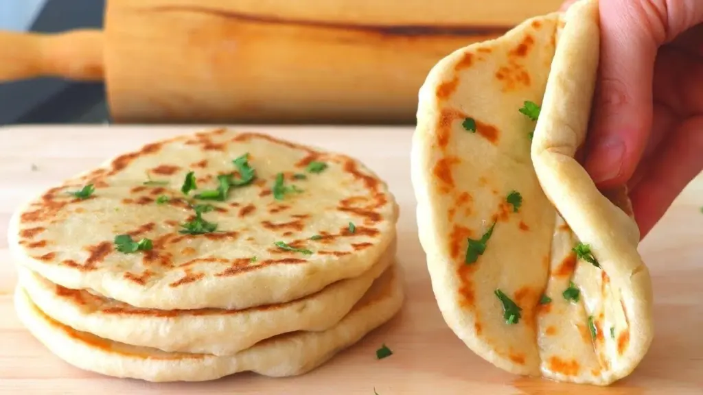 Snabbaste pannkakorna gör du med yoghurt, mjöl och bakpulver