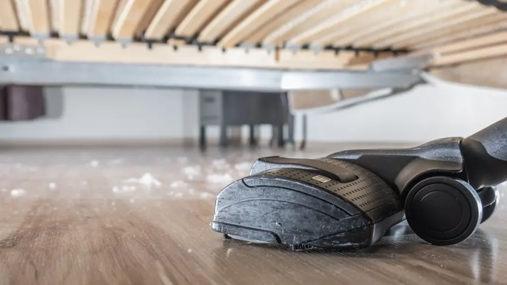 Spraya vinäger under sängen – hemligheten för att hålla rent längre