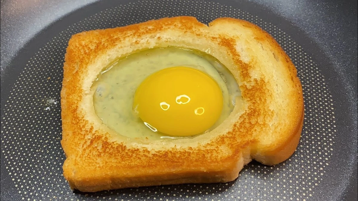 Tryck ur mitten av brödet med ett glas – det enkla knepet som förändrade min frukost - image 1