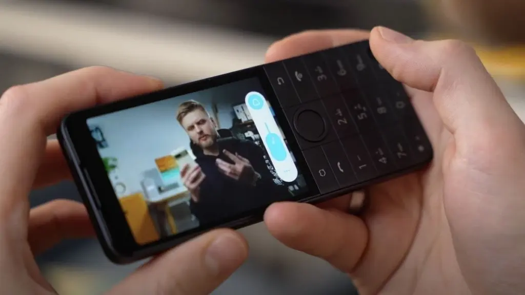Ungdomar väljer "dumma" telefoner för att slippa scrolla