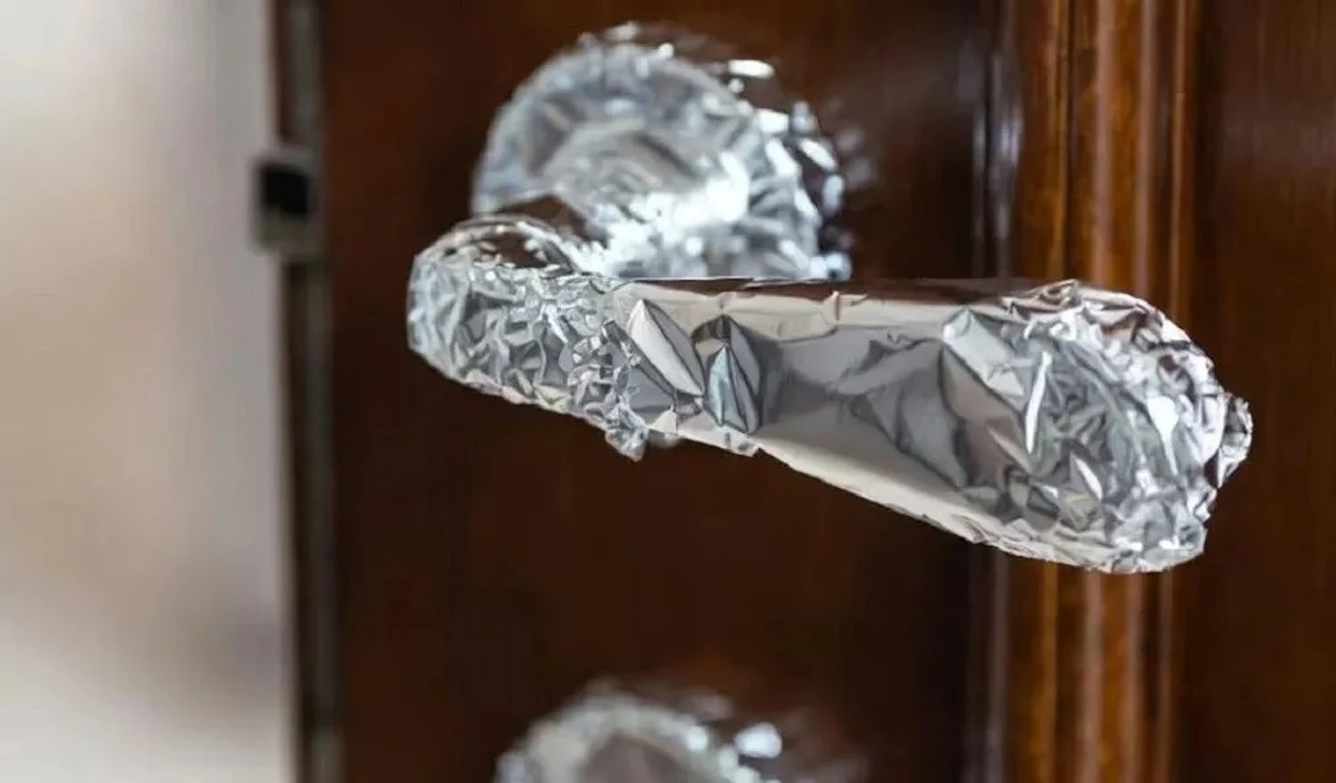 Varför dörrhandtag lindas in i aluminiumfolie – den enkla förklaringen - image 1