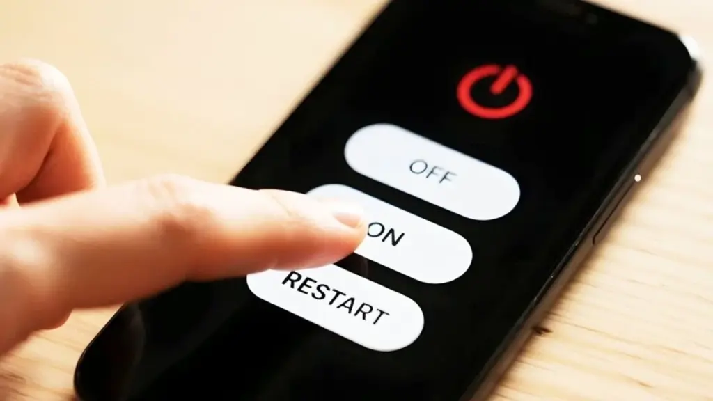 Varför du bör stänga av telefonen helt, inte bara starta om den