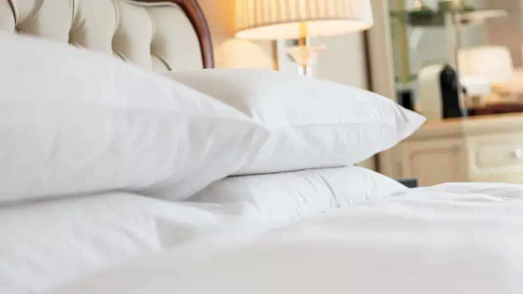 Varför svenska hotell bäddar med fyra kuddar – hemligheten bakom din bästa nattsömn